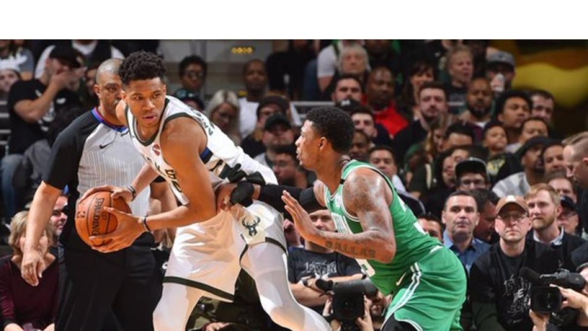 Giannis Antetokounmpo controla un balón.-/ TWITTER / BOSTON CELTICS