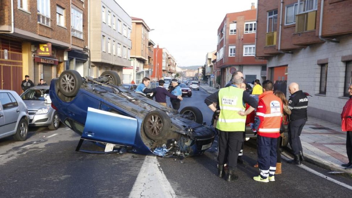 Accidente de tráfico en Villaobispo de las Regueras (León) en el que ha volcado uno de los turismos implicados-Ical