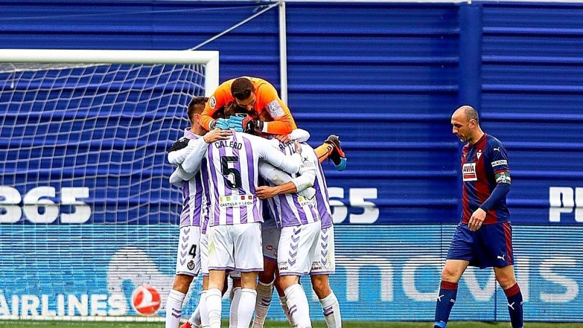 Jugadores blanquivioleta festejan su victoria ante el Éibar tras el pitido final.-PHOTO-DEPORTE