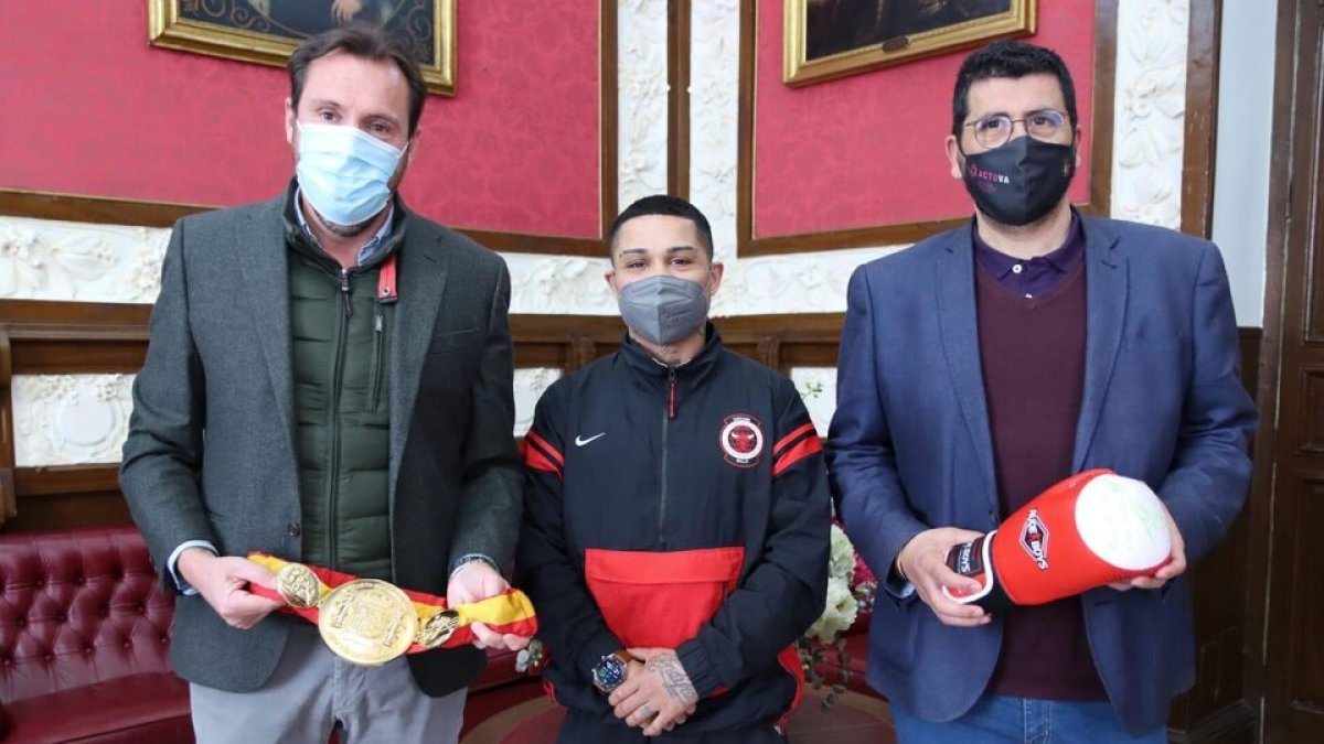 Óscar Puente, Salvi Jiménez y Alberto Bustos en el Ayuntamiento. / E.M.