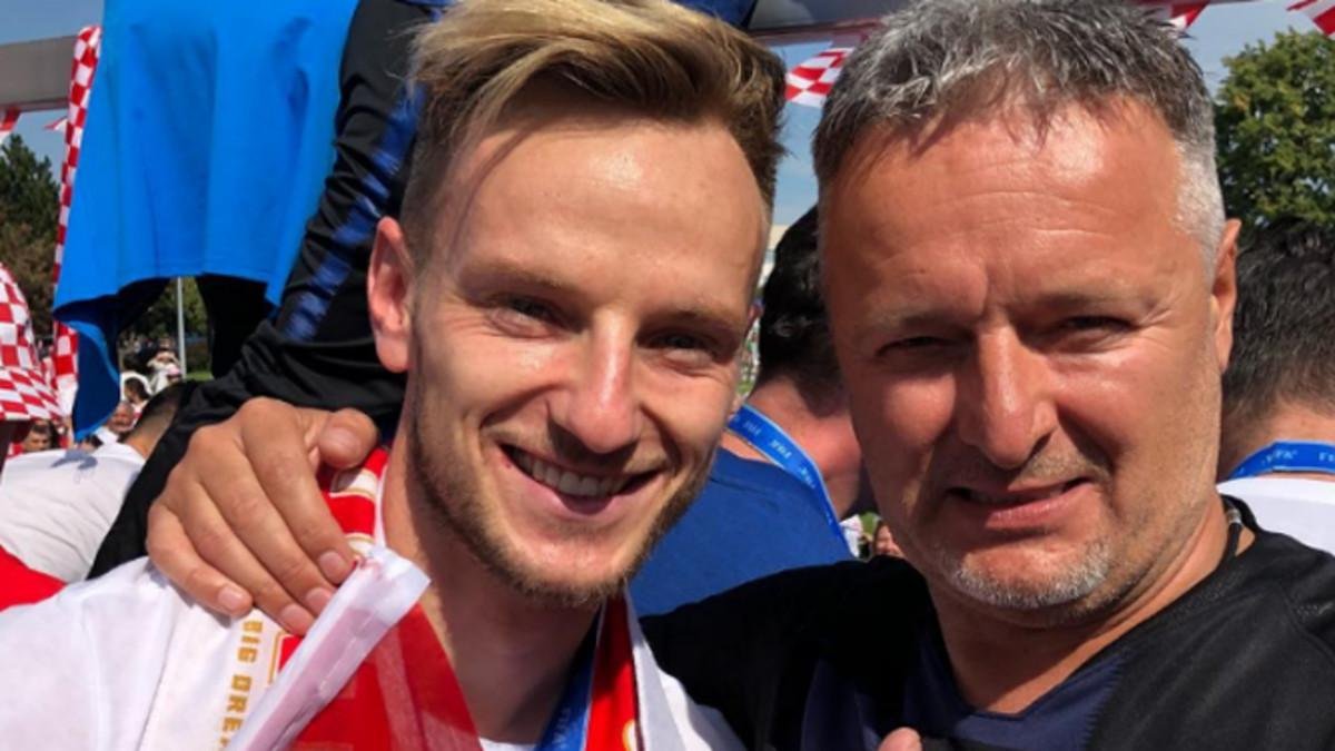 Rakitic junto al cantante filonazi Thompson. /-PERIODICO