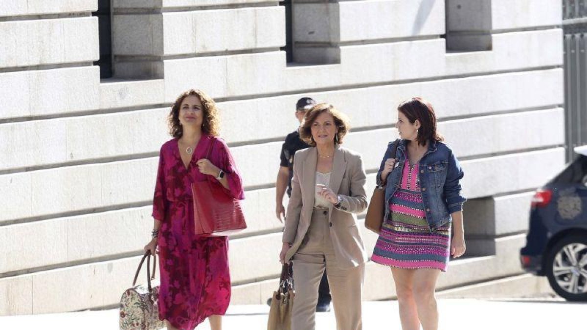 María Jesús Montero, Carmen Calvo y Adriana Lastra.-DAVID CASTRO