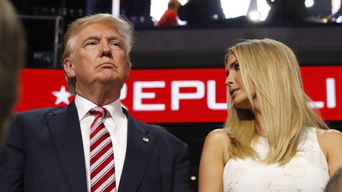 Donald Trump junto a su hija Ivanka.-REUTERS / AARON P. BERNSTEIN
