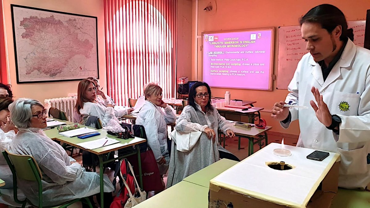 Sacristán es microbiólogo y profesor del departamento de Biotecnología y Ciencia de los Alimentos de la UBU. ECB