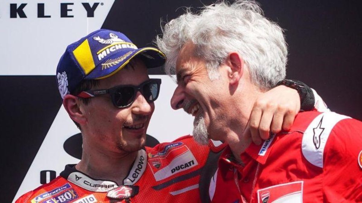 Jorge Lorenzo se abraza al ingeniero Gigi DallIgna, que es quien lo llevó a Ducati.-ALEJANDRO CERESUELA