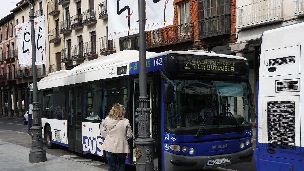 Autobús hacia La Overuela en la parada de Fuente Dorada. | E. M.