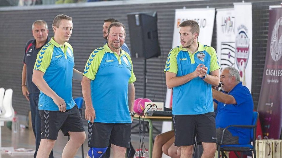 Nacho González y su equipo técnico, durante el encuentro de pretemporada ante el Gijón.-Pablo Requejo