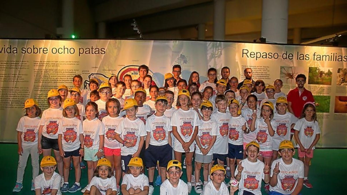 Foto de familia del XXIICampus de aloncesto Real Sociedad Hípica en su visita al Museo de la Ciencia.-E. M.
