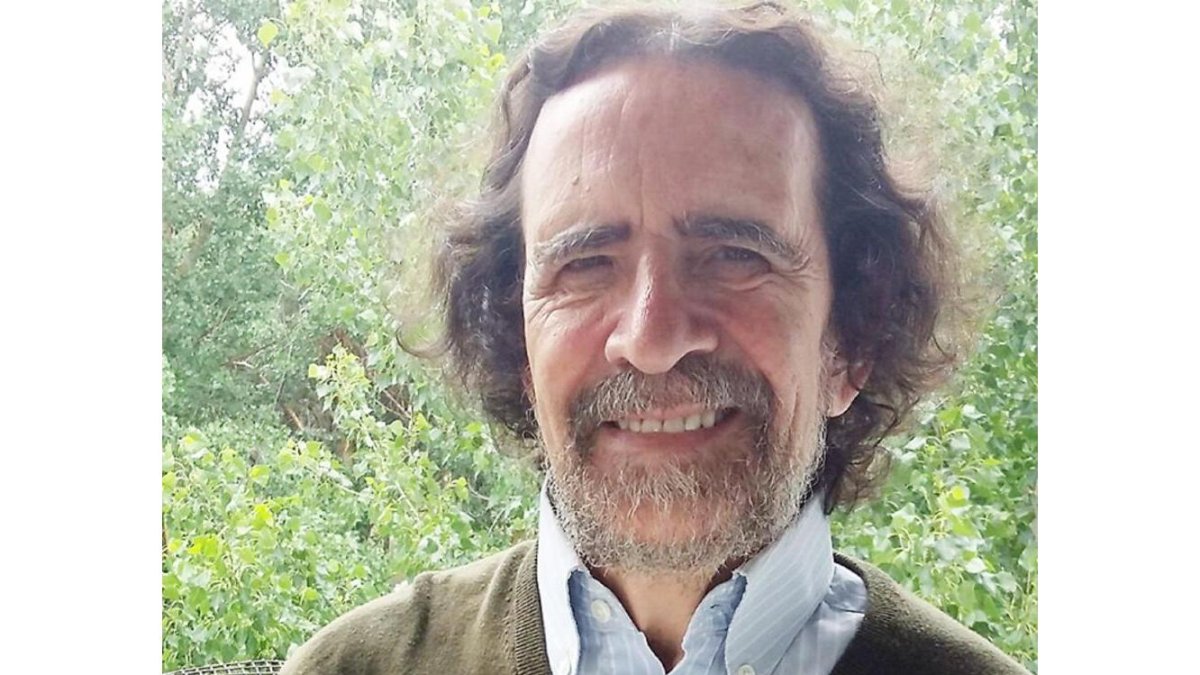 Luis Díaz Viana con un ejemplar de su libro entre las manos-INMACULADA GARCÍA