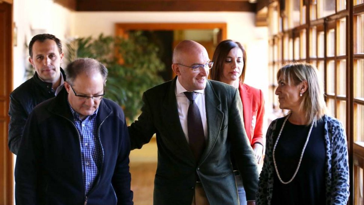 El presidente de la Diputación de Valladolid, Jesús Julio Carnero, firma un convenio de colaboración con la coordinadora provincial deCruz Roja, Isabel Gómez y el director de Cáritas Diocesana de Valladolid, Jesús García Gallo, para ayudar a los refugiado-ICAL
