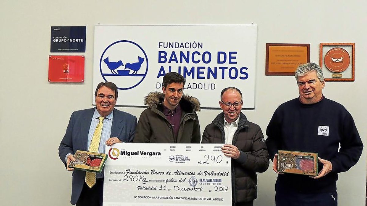 Mata hizo ayer entrega del cheque de 290 kilos de carne con el que el Grupo Miguel Vergara obsequia al Banco de Alimentos.-RVCF