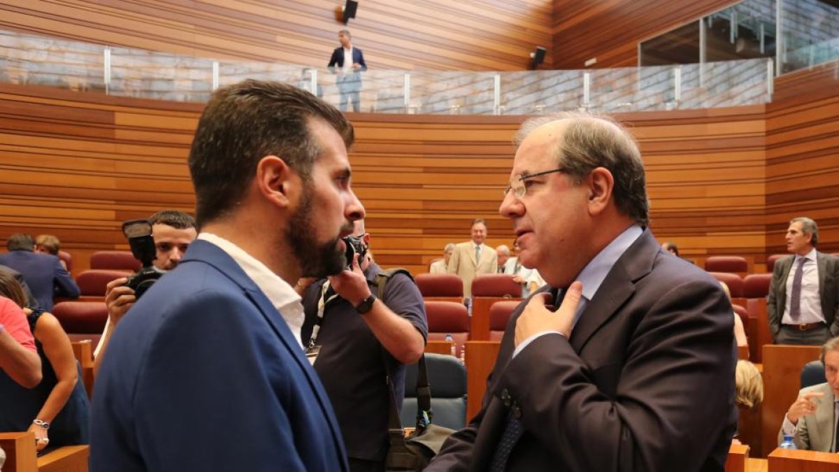 El presidente de la Junta, Juan Vicente Herrera, y el secretario general del PSCyL, Luis Tudanca, conversan momentos antes de comenzar el Pleno de las Cortes de Castilla y León.-ICAL