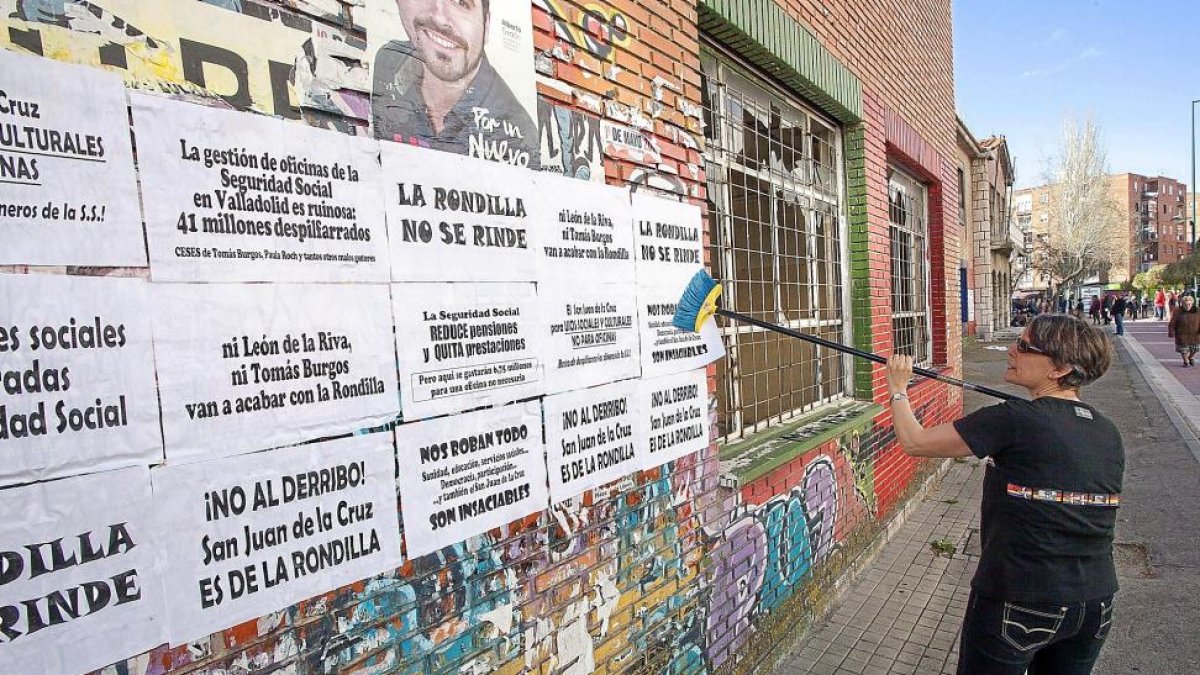 Pega de carteles en los muros del San Juan de la Cruz contra el derribo-E. M.