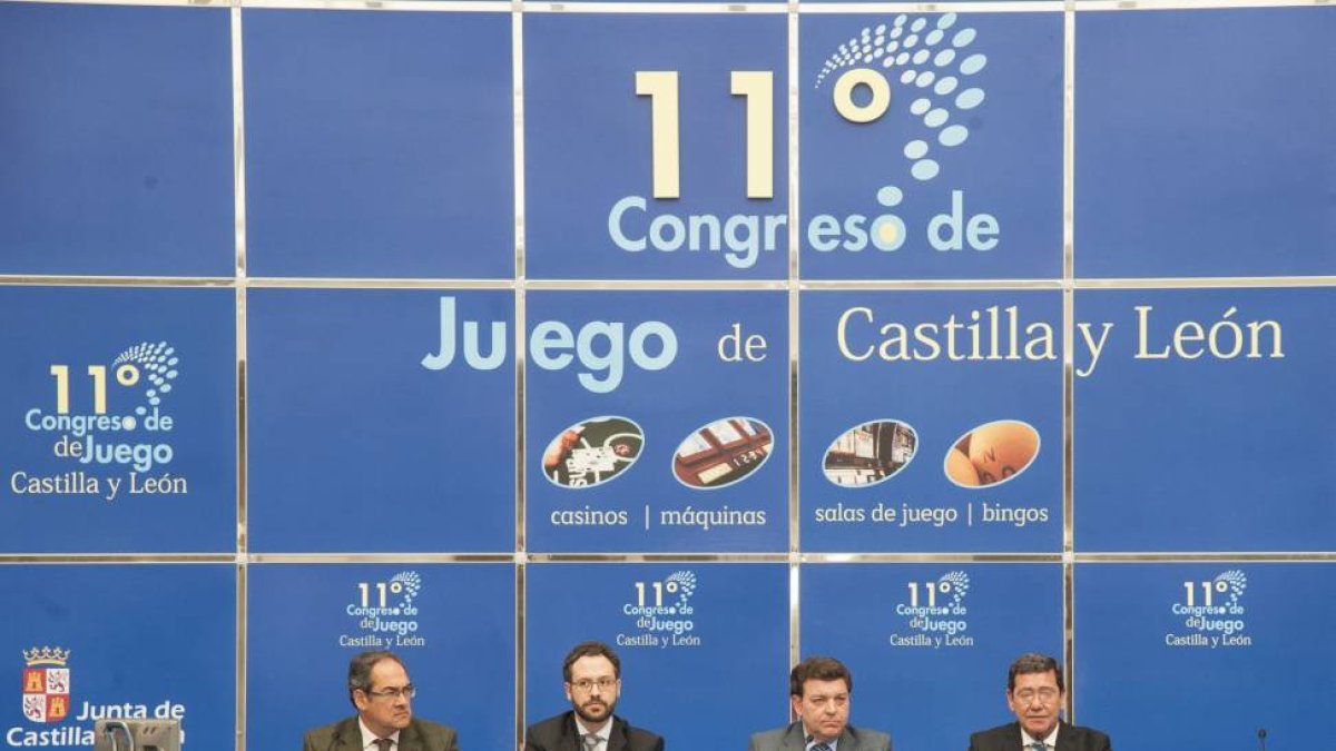 Clausura del XI Congreso de Juego de Castilla y León por parte del director general de Ordenación del Juego del Ministerio de Hacienda y Administraciones Públicas, Carlos Hernández (2ºI); del director general de Ordenación del Territorio y Administración -Ical