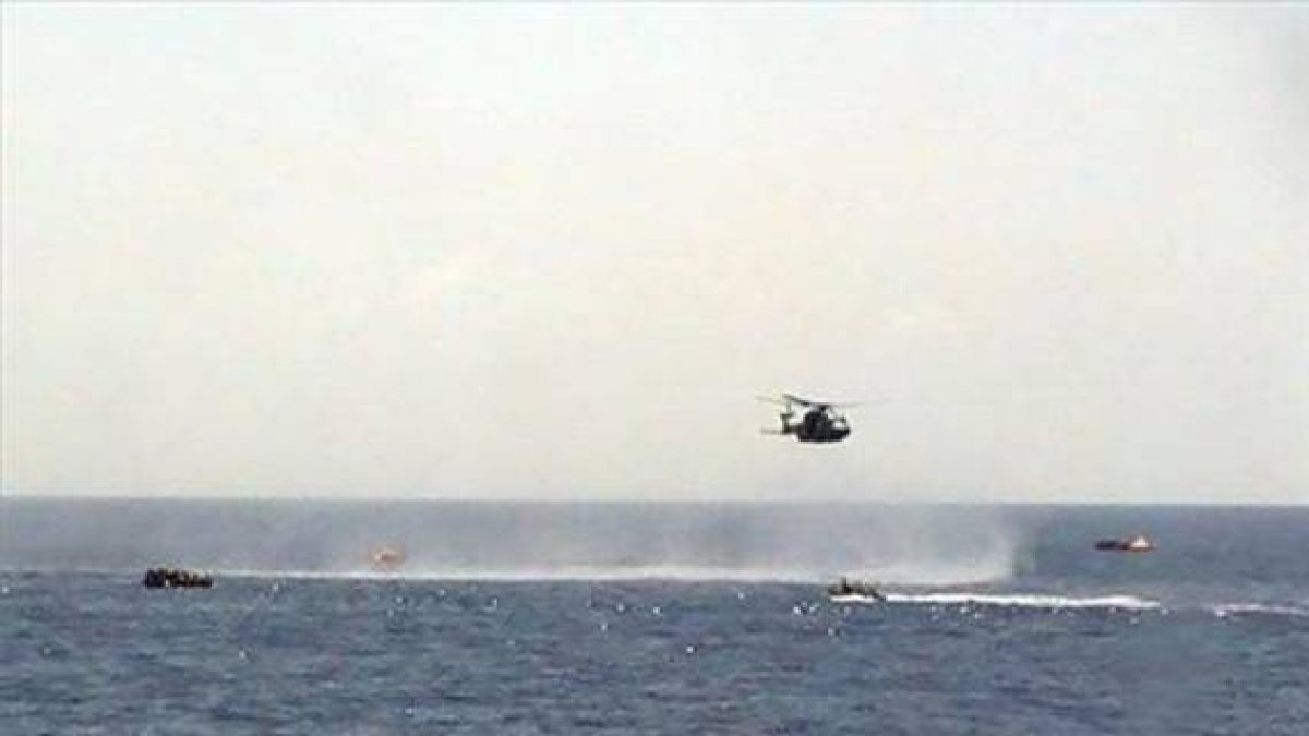 Un helicóptero rescata a los inmigrantes encontrados este jueves en el Canal de Sicilia.-Foto: EFE