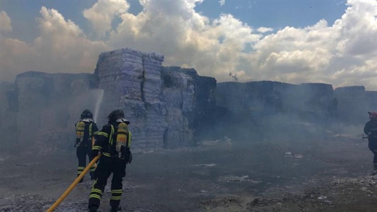 Imagenes de los bomberos apagando el fuego.-EUROPA PRESS