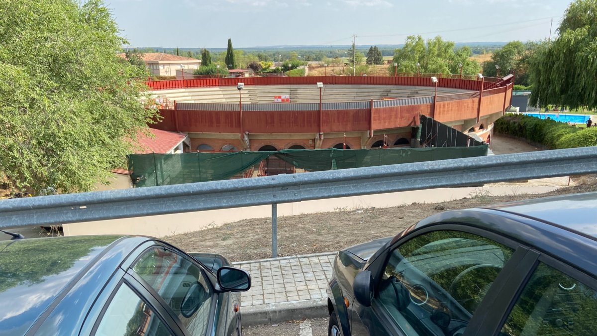 Aparcamiento próximo a la plaza de toros de Simancas. J.M. Lostau