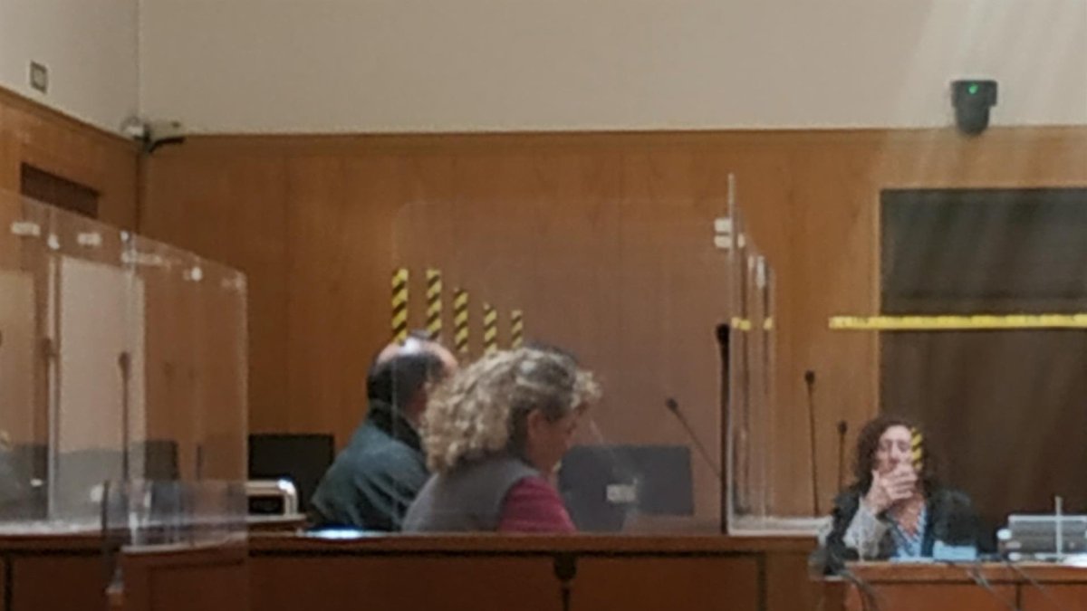 La condenada, en primer plano, y su esposo, en la vista de conformidad celebrada en la Audiencia de Valladolid. E.P.