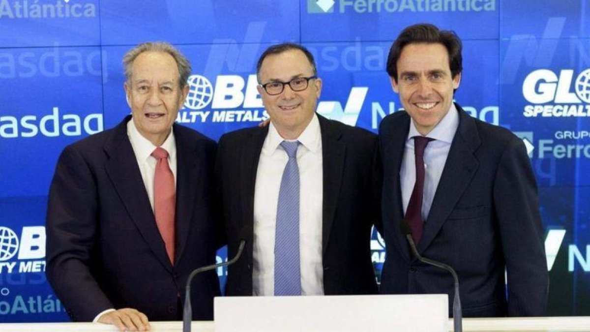 Javier López Madrid (derecha) con su suegro, el presidente del Grupo Villar Mir, Juan Miguel Villar Mir, y el presidente de Globe, Alan Kastebaum, durante un acto en Nueva York en el 2015.-EFE