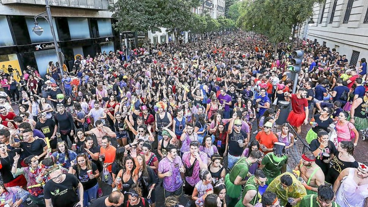 Varios jóvenes durante el desfile de peñas de Valladolid.-MIGUEL ÁNGEL SANTOS