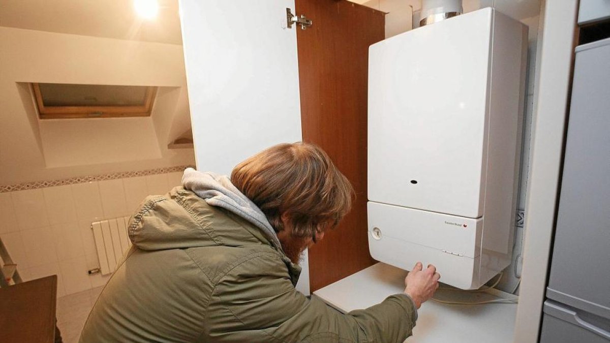 Un técnico realiza las pruebas de eficiencia energética en un domicilio de Valladolid.-PABLO REQUEJO