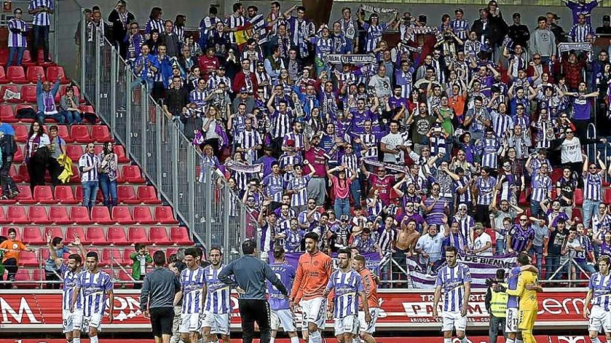 Los jugadores blanquivioleta se retiran tras saludar a su afición presente en Los Pajaritos durante la victoria frente al Numancia.-VALENTÍN GUISANDE