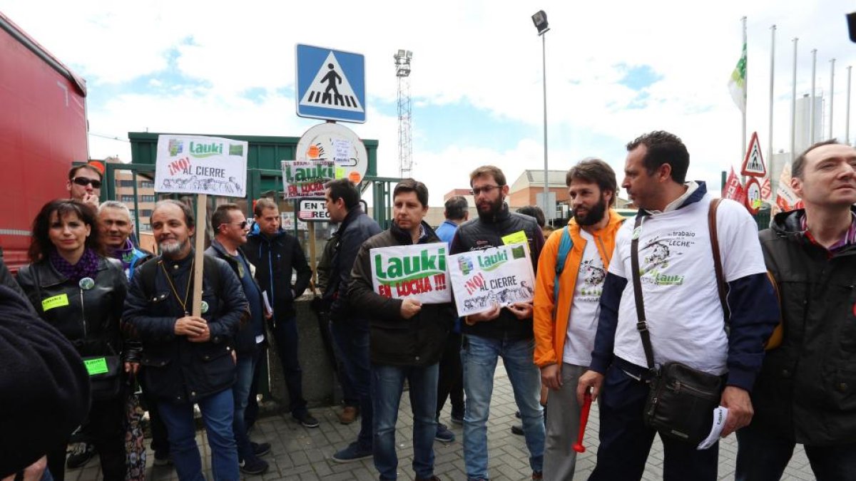Los trabajadores de Lauki se concentran frente a la fábrica de Valladolid-ICAL