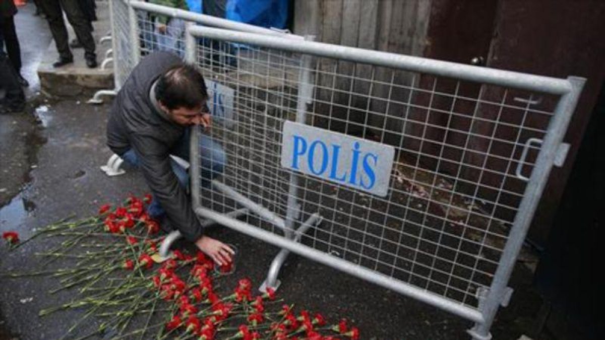 Los ciudadanos de Estambul depositan flores en el lugar del atentado.-AP- EFE - AFP / YASIN AKGUL- AP / EMRAH GUREL