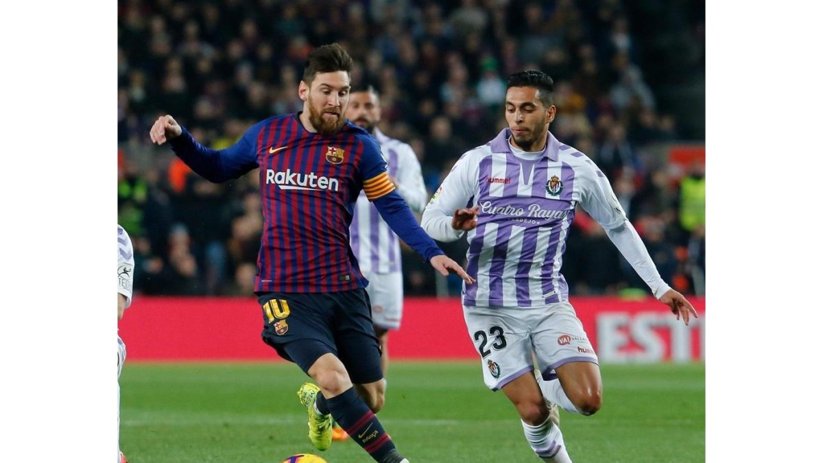 Anuar persigue a Messi en una jugada del partido del pasado sábado.-PAU BARRENA / AFP