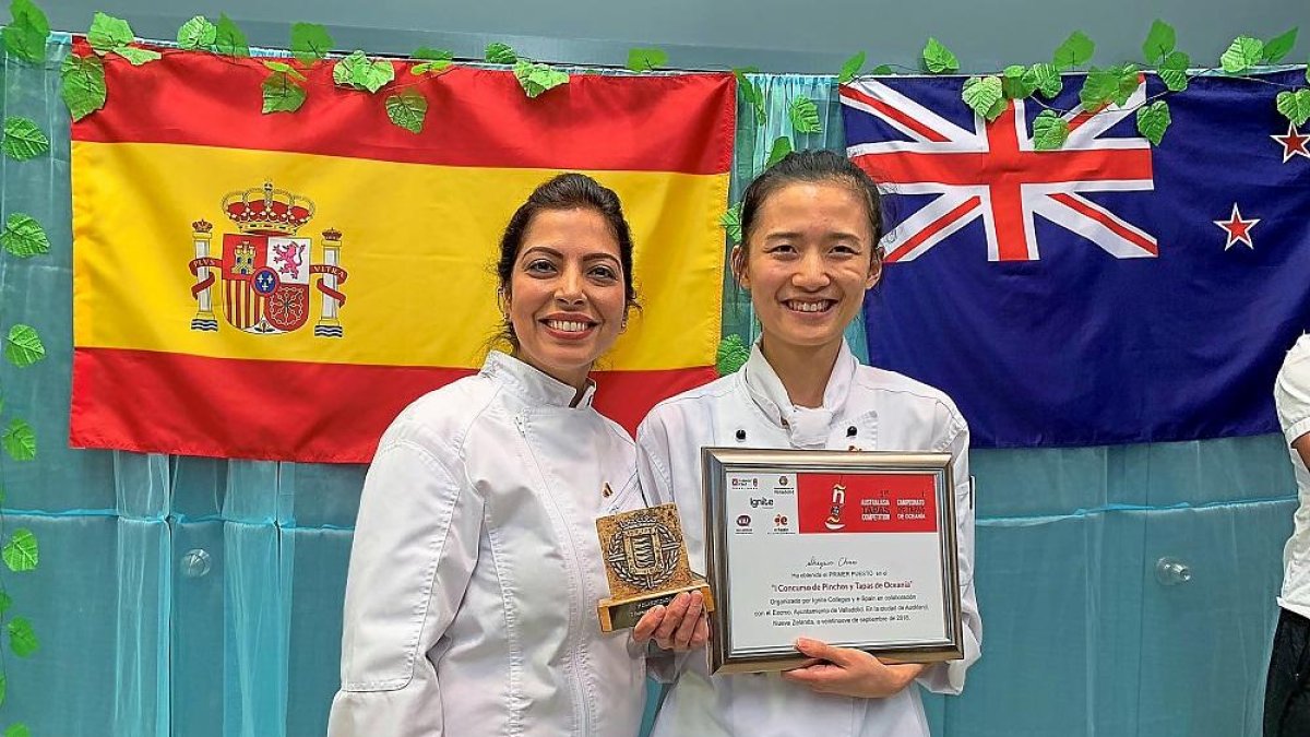 Jasbir Kaur (representante en 2017) con la ganadora Shuyun Chen.-E. M.