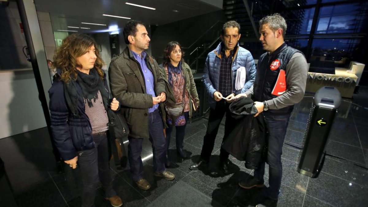 Vicente Andrés y Raúl Santa Eufemia, a la derecha, junto a otros dirigentes de CCOO y UGT, ayer en la FundaciónAnclaje.-ICAL
