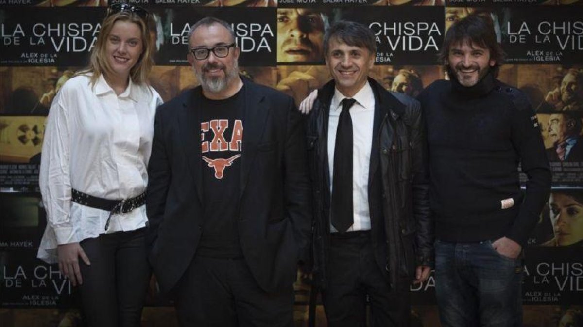 Álex de la Iglesia junto a los actores Carolina Bang (su pareja), José Mota, y Fernando tejero, en la presentación del filme'La chispa de la vida', en Valencia.-