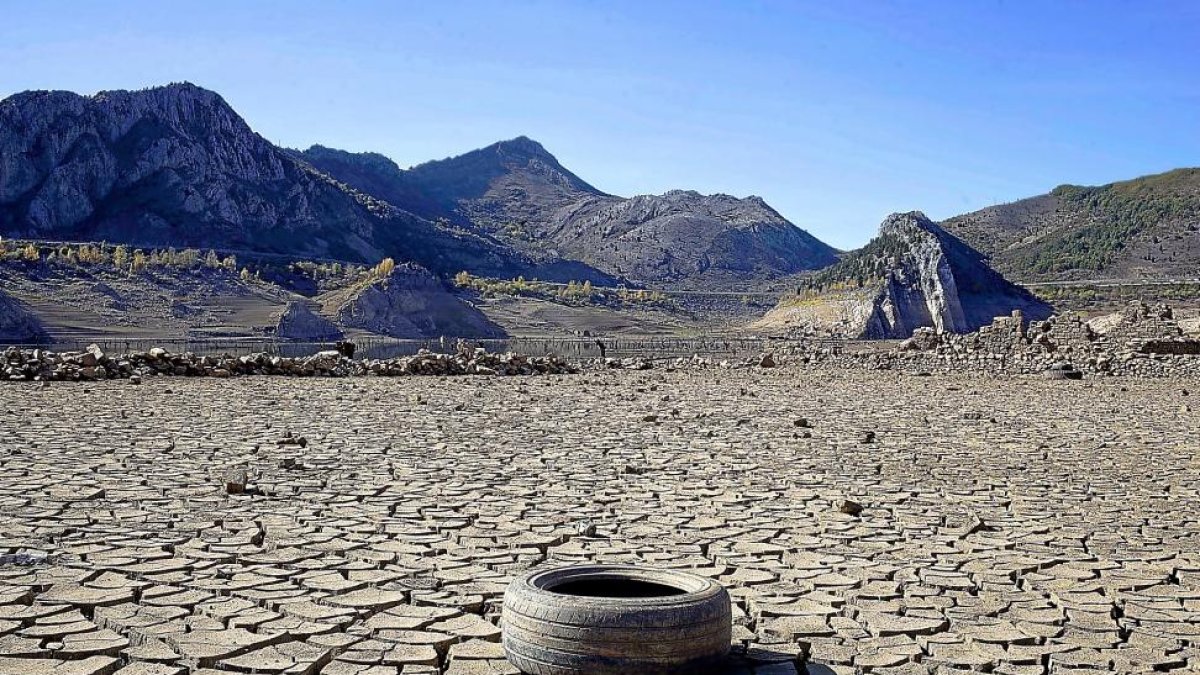 Estado actual del embalse de Barrios de Luna en León, uno de los sistemas más afectados por la sequía.-ICAL