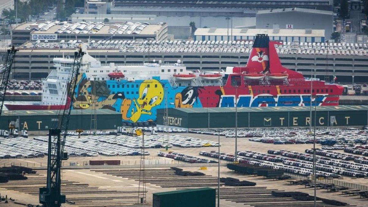 El crucero de Piolín atracado en el puerto de Barcelona. /-JOAN PUIG