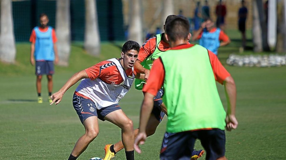 Miguel, de cara, durante un entrenamiento de pretemporada del Real Valladolid.-LOF