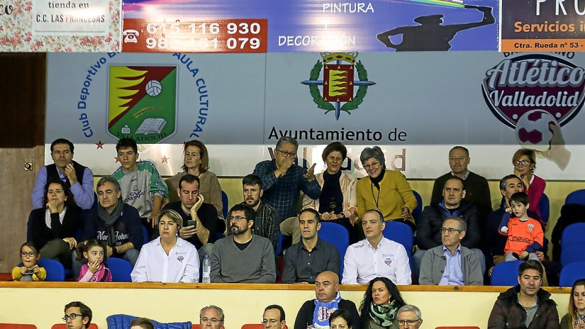 PHOTOGENIC/MIGUEL ANGEL SANTOS. VALLADOLID. 12/1272018. Polideportivo Huerta del Rey. BALONMANO. Liga Asobal. Recoletas-Alcobendas. Fotos de juego y de David Pisonero. En el descanso hay que hacer fotos del lanzamiento de peluches por parte de los aficionados al campo.