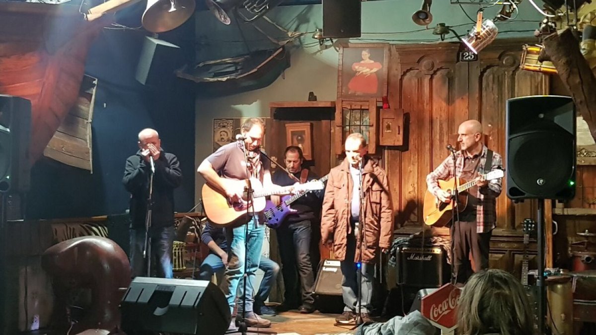 Rober y Los Optimistas, durante un concierto. | F. INTRAS