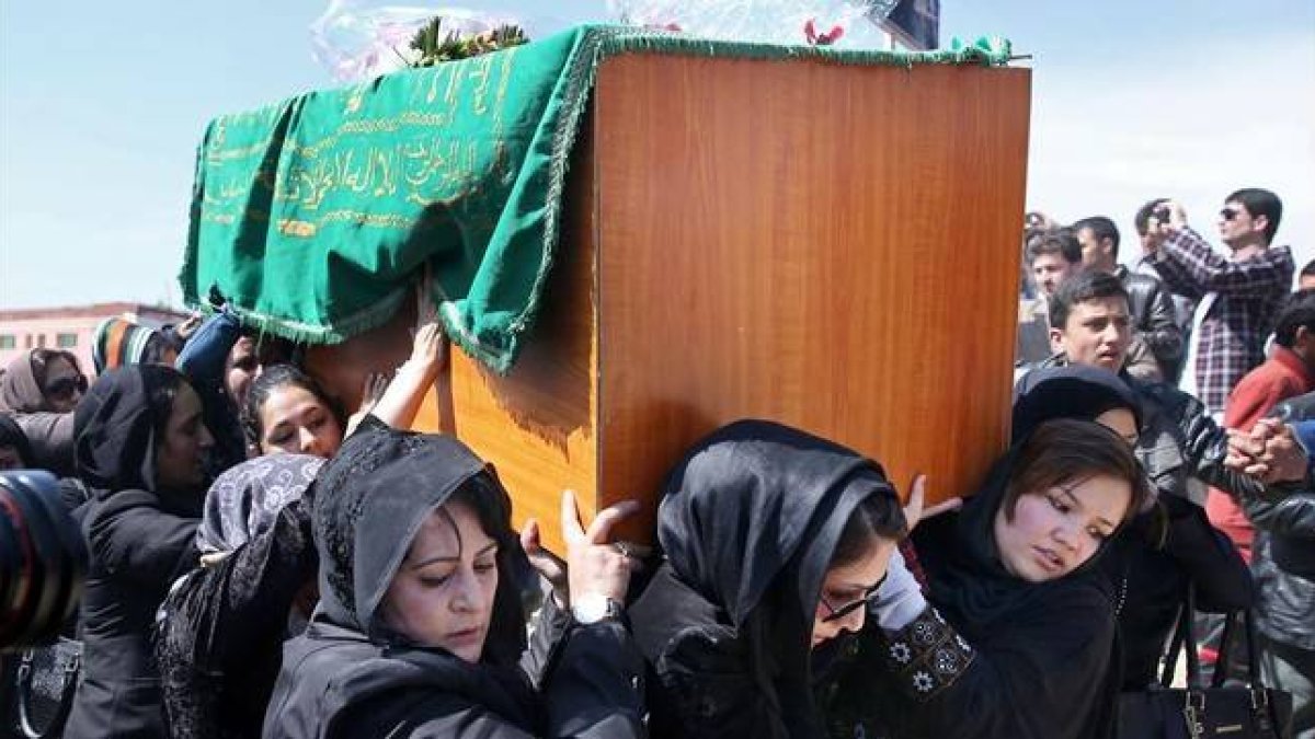 Un grupo de mujeres cargan con el féretro de la joven asesinada en Kabul, el 24 de marzo.-Foto: AP / MASSOUD HOSSAINI