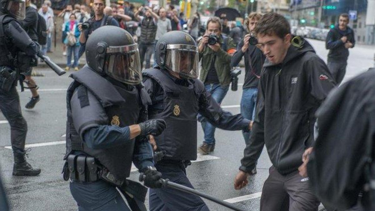 Disturbios durante el referéndum del 1 de octubre en el exterior del centro de votación de la Escuela Industrial en Barcelona.-FERRAN SENDRA