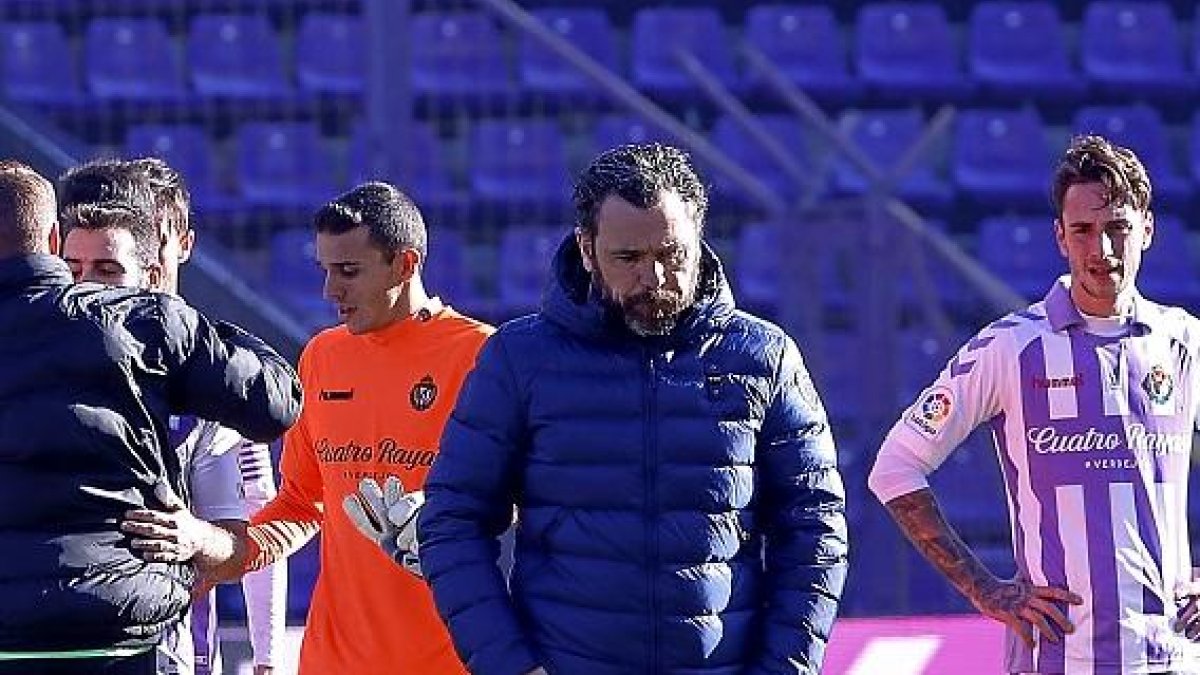 Sergio abandona el terreno de juego con semblante serio tras la derrota.-J. M. LOSTAU