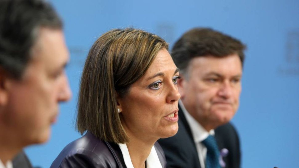 La consejera de Familia, Milagros Marcos, el gerente de Servicios Sociales, Jesús Fuertes (I), y el presidente de la Comisión de Familia de la FRMyP, Francisco Vázquez-Ical
