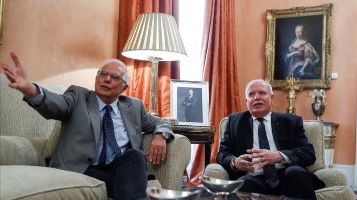 Josep Borrell con el ministro de Exteriores palestino Riad Malki.-EMILIO NARANJO (EFE)