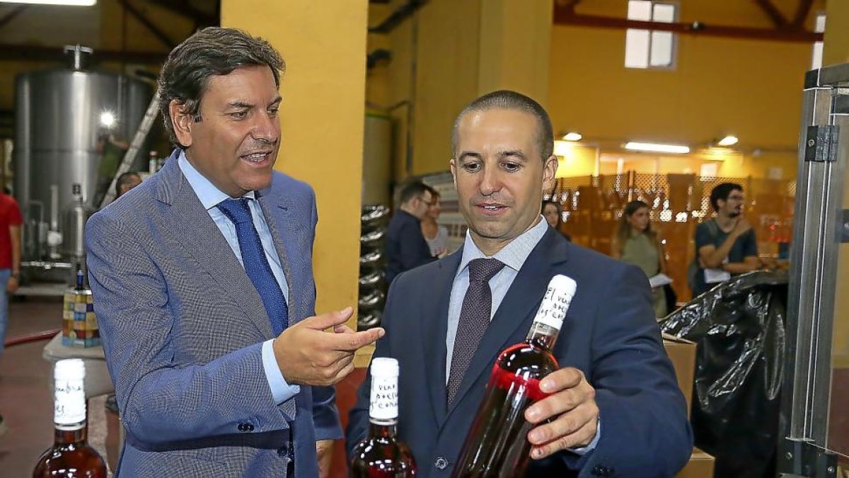Carlos Fernández Carriedo y el presidente de la Bodega, Javier Maestro.-ICAL