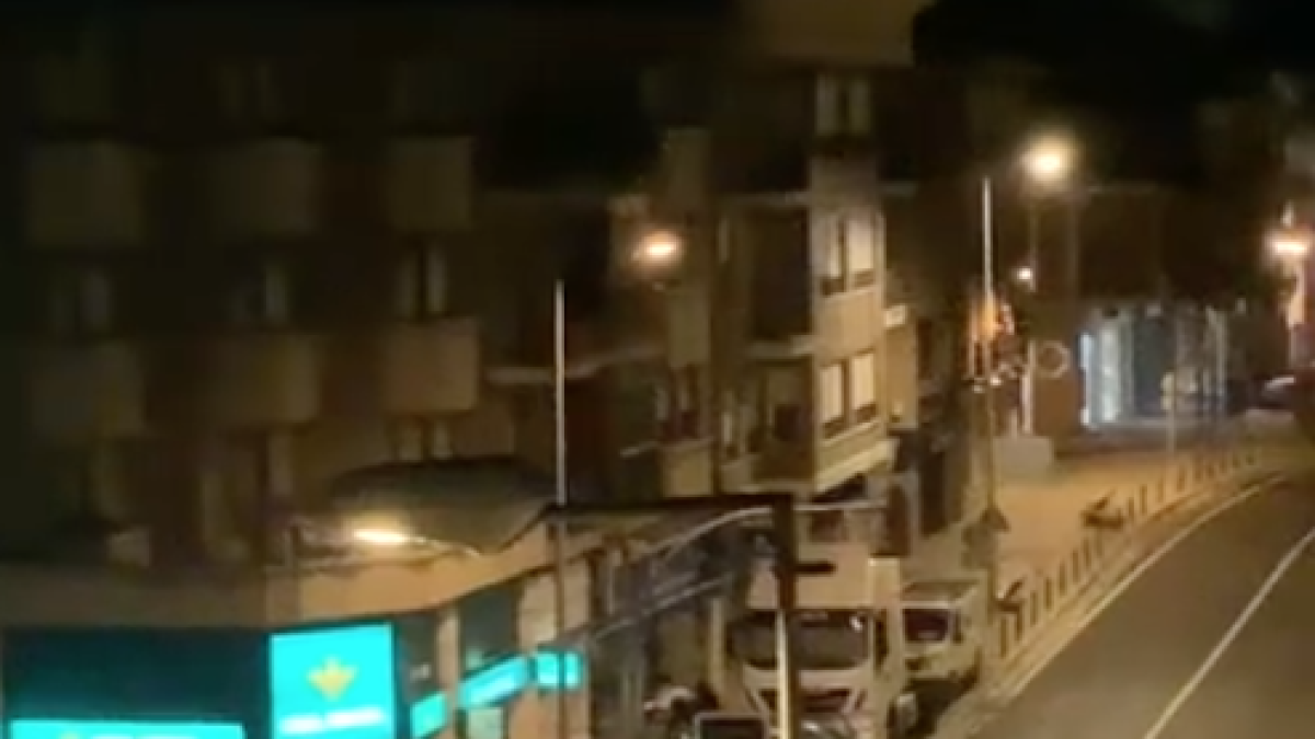 Frame del vídeo difundido del robo en la tienda de Medina de Rioseco. / E.M.