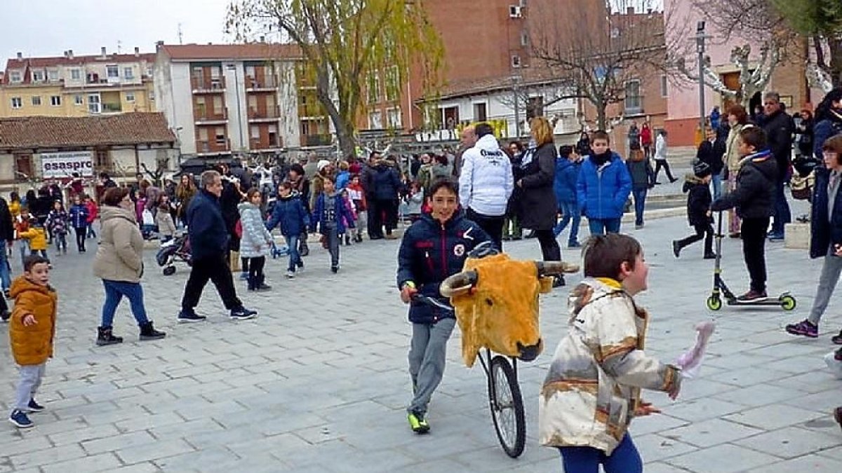 Jóvenes del municipio disfrutan de un encierro infantil el año pasado.-E. M.