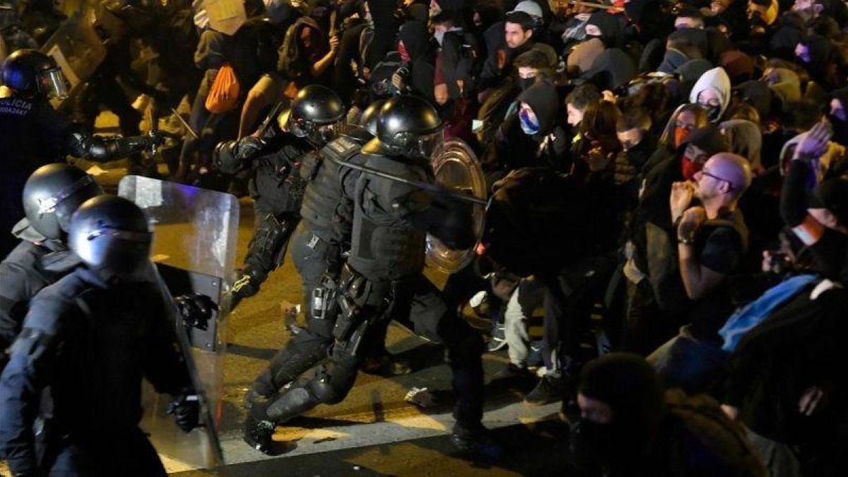 Agentes de la Policía en los disturbios de Barcelona.-