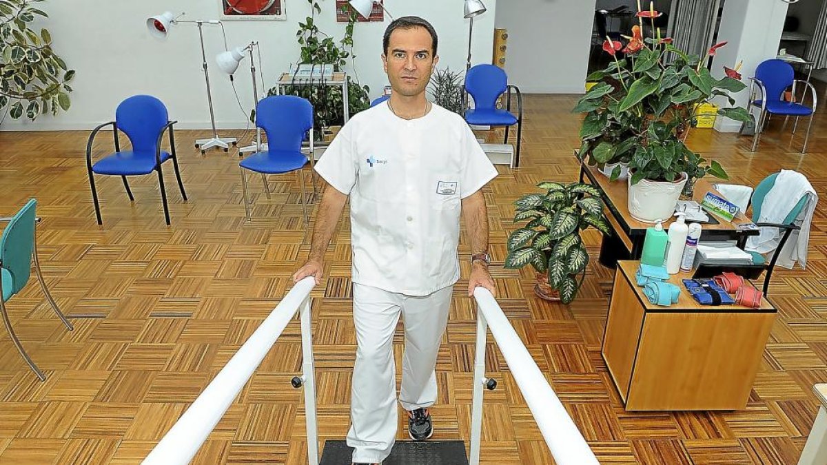 José Ramón Saiz en el servicio de Fisioterapia del centro de salud Parquesol de Valladolid.-ROBERTO FERNÁNDEZ / PHOTOGENIC