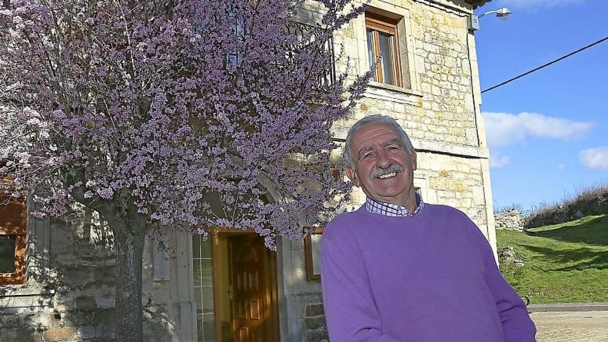 Juan Manuel Díaz, frente a la fachada del Ayuntamiento de Berzosilla, un enclave de Palencia en Cantabria.-MANUEL BRÁGIMO