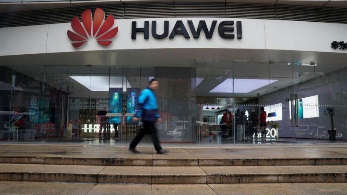 Logo de Huawei en Shanghái.-EL PERIÓDICO