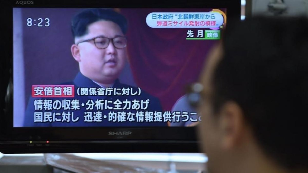 Un hombre mira un informativo en televisión sobre el lanzamiento de misiles de Pionyang, este miércoles, en Tokio (Japón).-AFP / KAZUHIRO NOGI